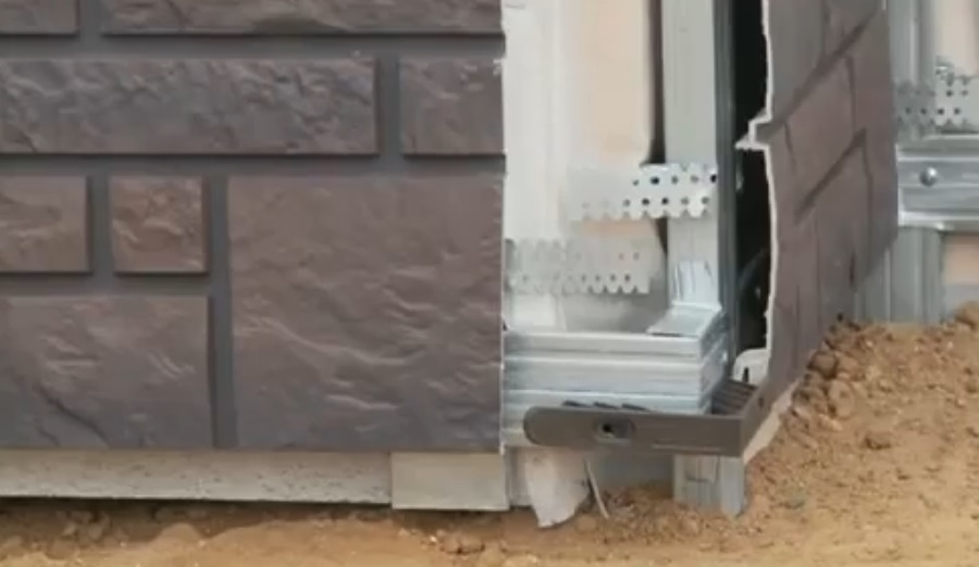 Монтаж угловых элементов панелей под камень