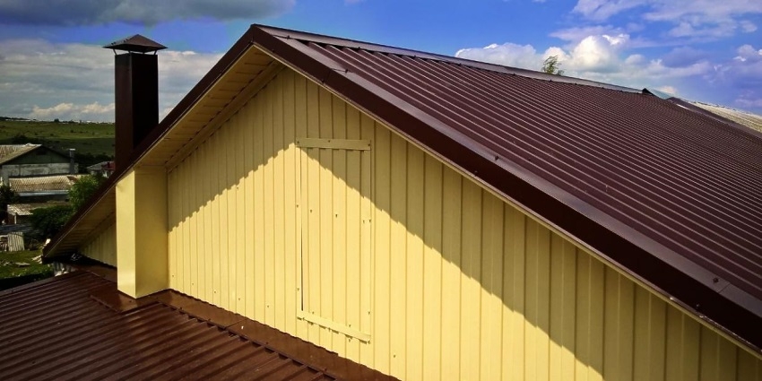 Отделка фронтона дома профнастилом