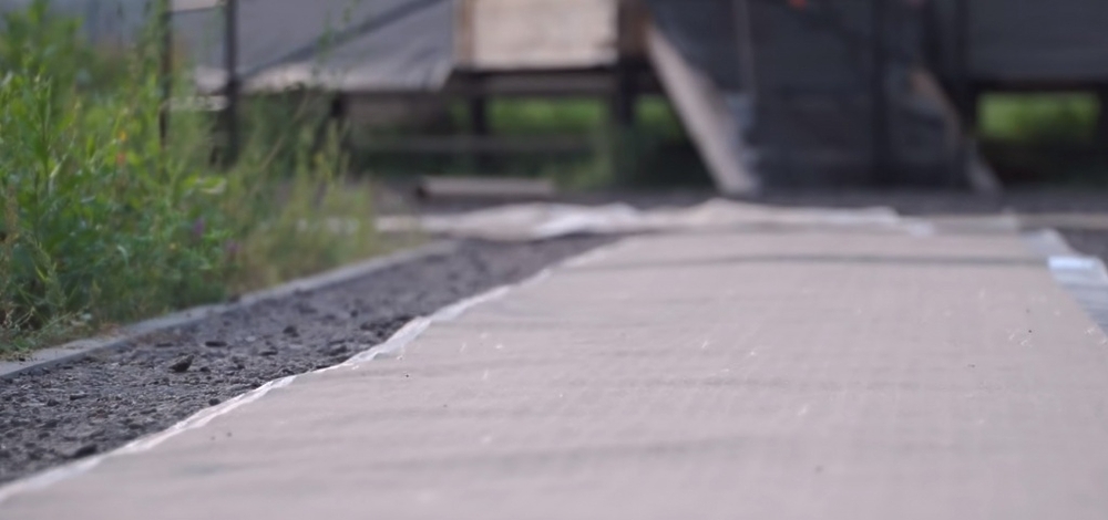 Раскатать материал на ровной поверхности