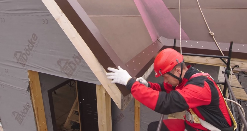 Торец фронтонной планки выравниваем по краю фронтона