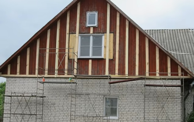 Монтаж обрешетки для отделки фронтона