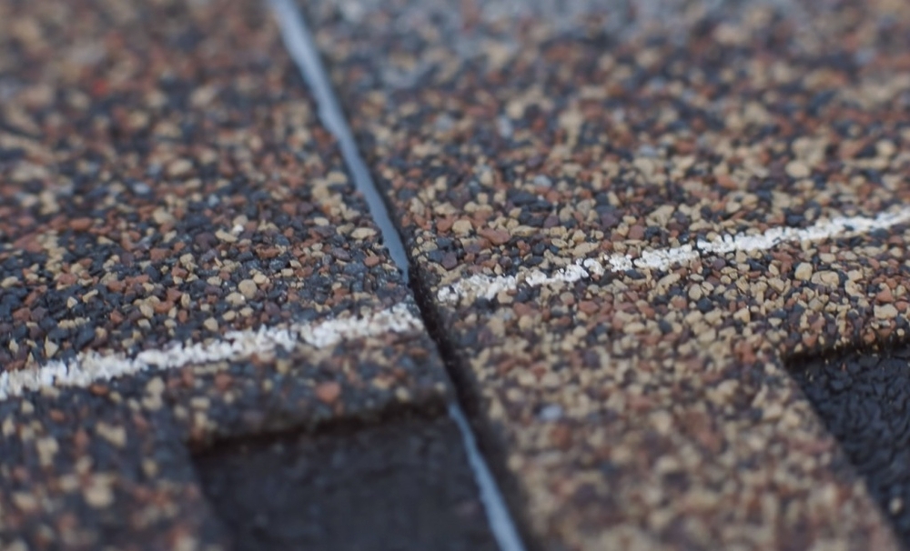 Между гонтами остаются стыки