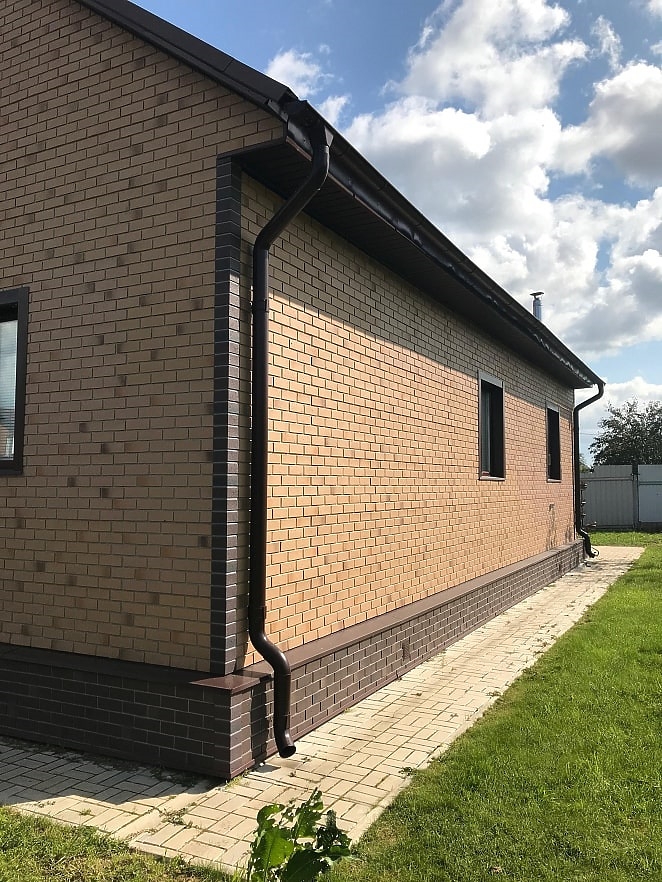 Облицовка цоколя под кирпич