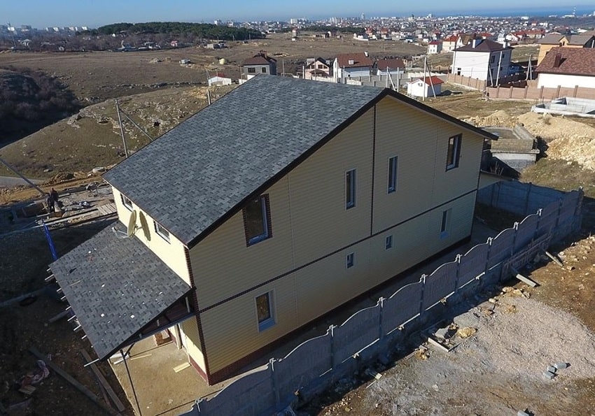 Сочетание светлого цоколя и темного фасада