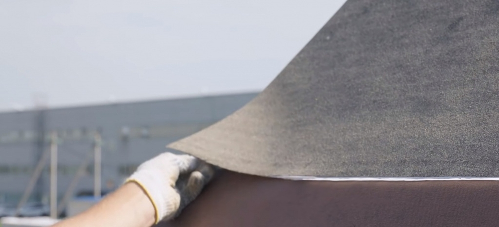 Монтаж самоклеящихся ковров в зоне карниза.