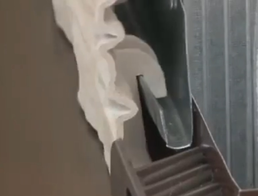 Монтаж нижнего ряда панелей под камень