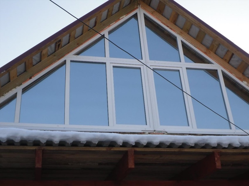 Отделка фронтона дома стеклом