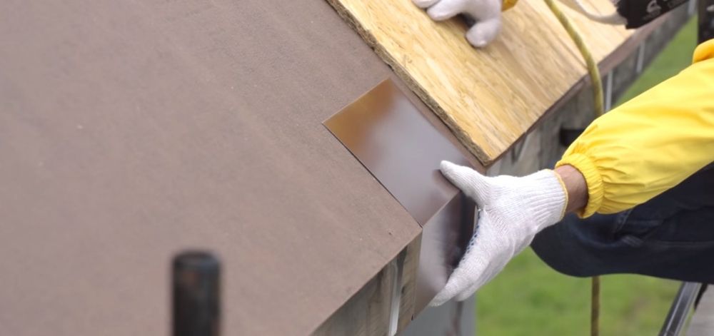 устанавливаем планки только поверх уже смонтированных ковров