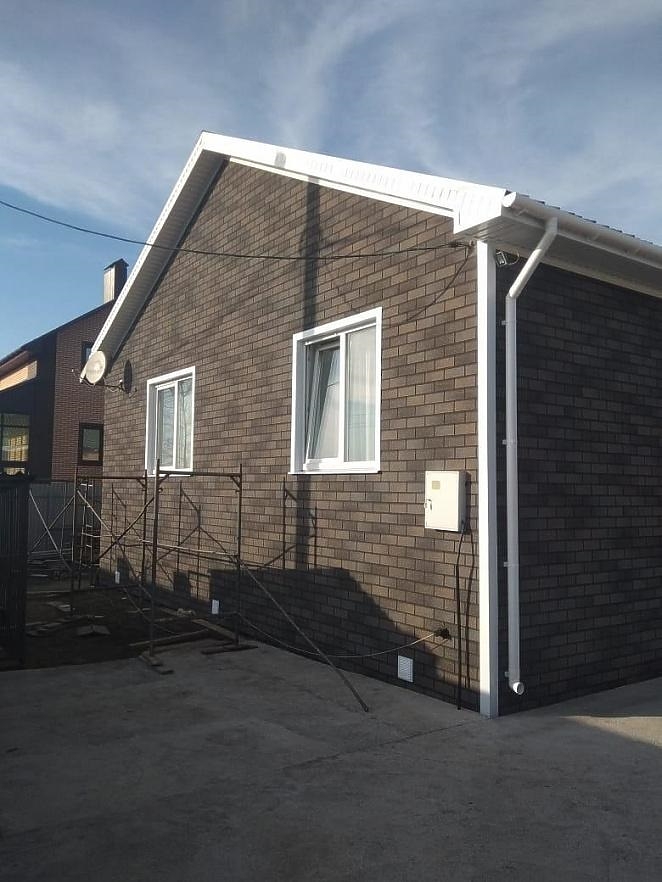 Отделка фронтона дома кровельными материалами