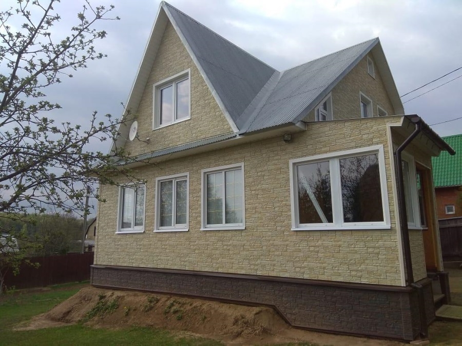 Отделка фасадными панелями под камень